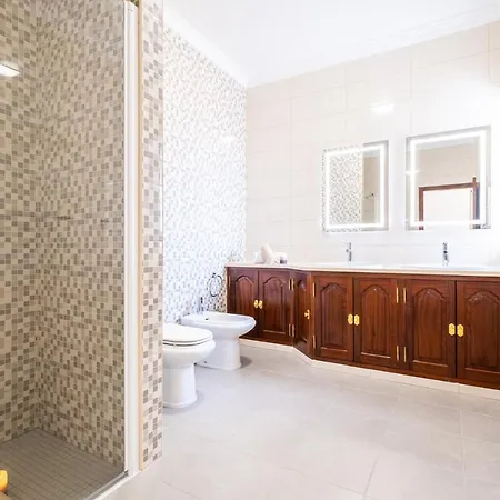 Rose Bay - Refúgio Familiar Com Piscina Aquecível E Bbq Em Villa Albufeira